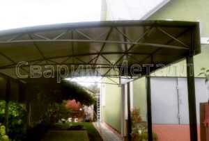 навес для автомобиля из поликарбоната