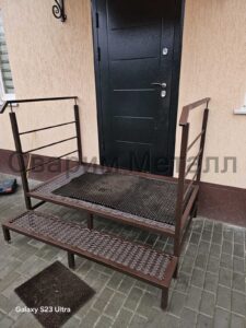 Крыльцо на вход из просечного листа