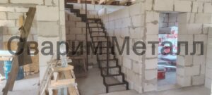 Лестница на косоурах металл