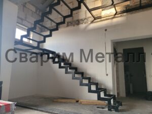Лестница на ломаном косоуре с площадкой
