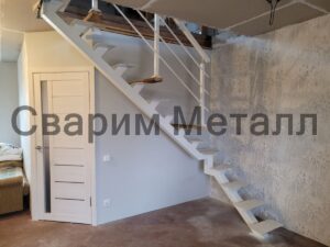 Лестница на одной трубе с перилами