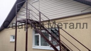 Лестница наружная на тетивах в дом
