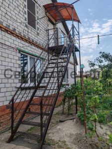Лестница пожарная наружная с перилами