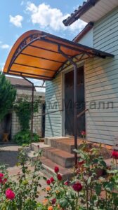 Навес из поликарбоната с ковкой