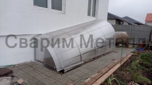 Навес из поликарбоната в подвал