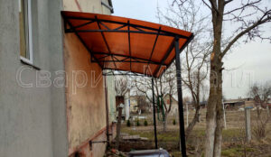 Навесик Романовичи над входом