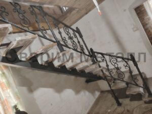 Перила с ковкой на нашей лестнице