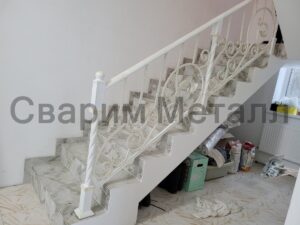 Перильное ограждение с элементами ковки белые с золотом 1