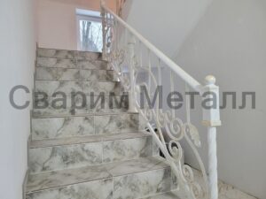 Перильное ограждение с элементами ковки белые с золотом 2