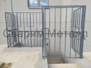 Решетки на подвал с дверью