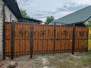 Ворота распашные из металлического сайдинга под дерево