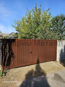 Ворота распашные с калиткой внутри
