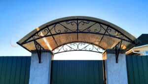 козырек над входной дверью из поликарбоната