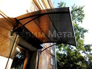 Козырек над входной дверью из поликарбоната