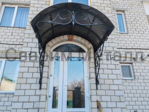 Козырек из поликарбоната с ковкой
