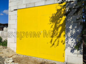 Ворота гараж красное желтого цвета