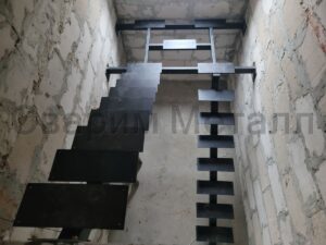 Лестница на монокосоуре с прямой площадкой под 